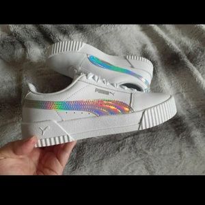 Womens/Juniors Puma Carina Court Sneakers White with Holographic design.